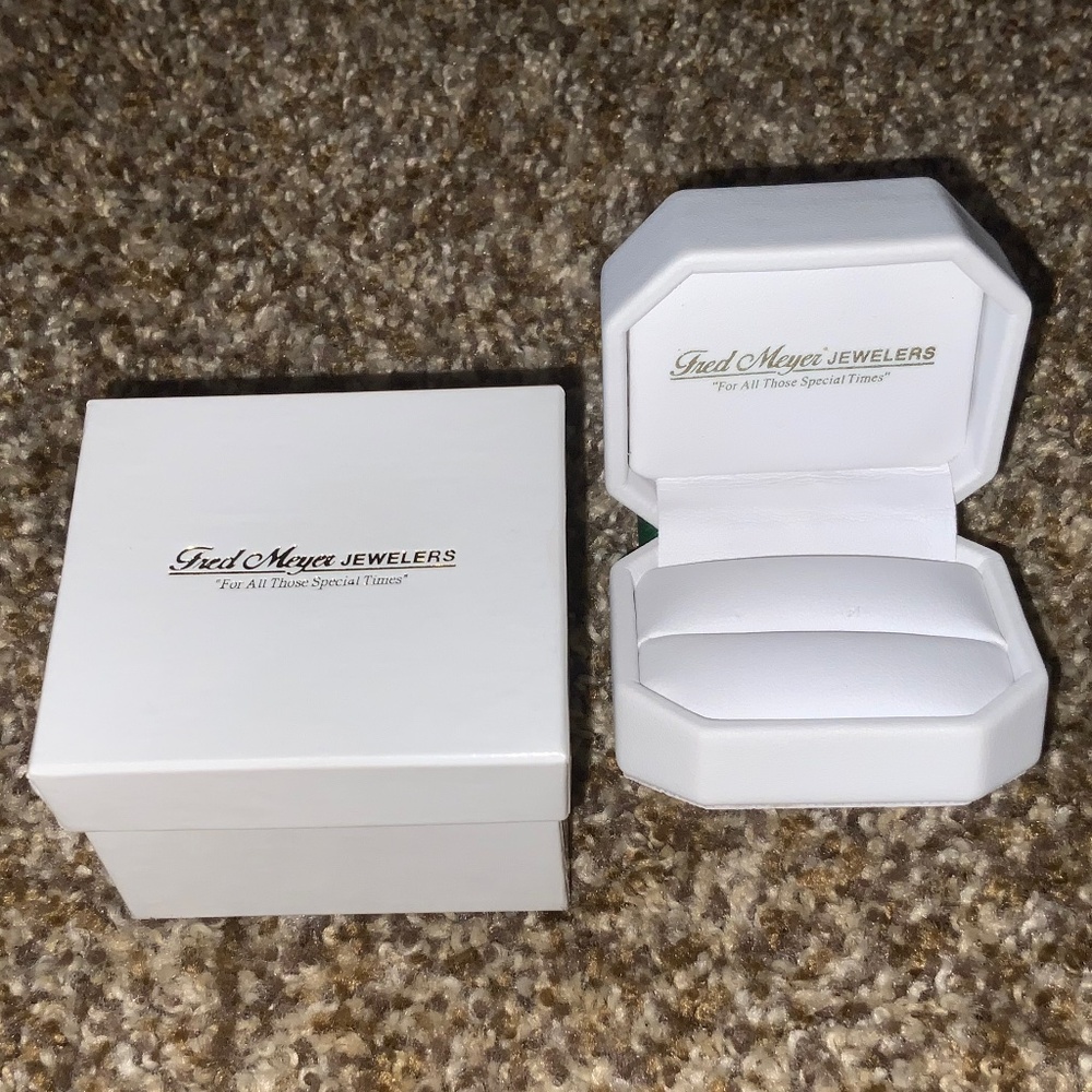 Fred Meyer Empty Ring Display Box